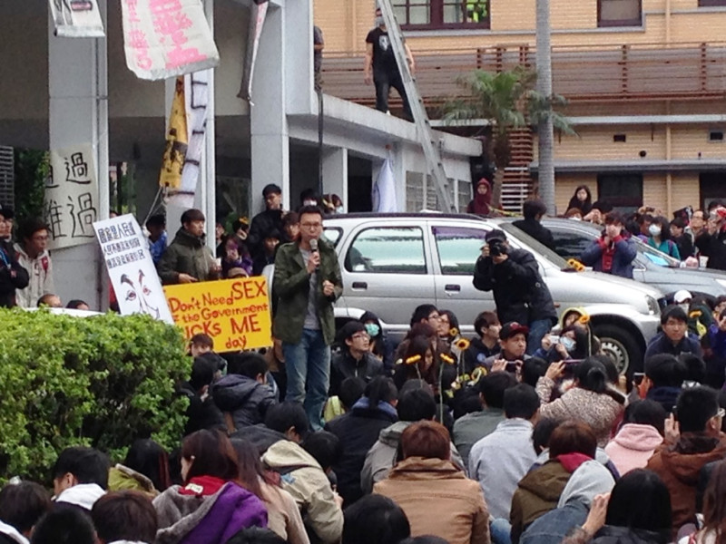 黑島青成員、學生代表林飛帆在下午3點30分左右，出現在立法院議場外青島東路的會場，對在外聲援持續靜坐的學生及民眾們喊話。林飛帆表示，下波行動將在晚上6點正式宣告。圖：劉奕霆/攝   