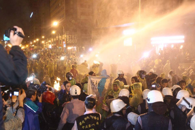 台北市警方在28日清晨開始強制驅離，更出動噴水車至少向群眾噴水45次以上，將路上的民眾往中山南路方向逼退。圖：翻攝臉書   