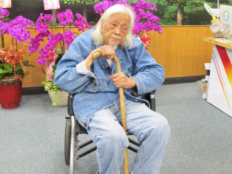 高齡96歲的史明3日下午前來民進黨中央會見新就任的黨主席蔡英文。圖：林朝億/攝   