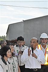 民進黨主席蘇貞昌（前右）18日到桃園縣機場捷運A11站參訪，對近日馬政府處理釣魚台問題感到憂心。圖片來源：中央社。   