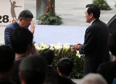 總統馬英九和台北市長柯文哲今(28)天上午出席228中樞紀念儀式，但2人幾乎沒有互動。圖：中央社   