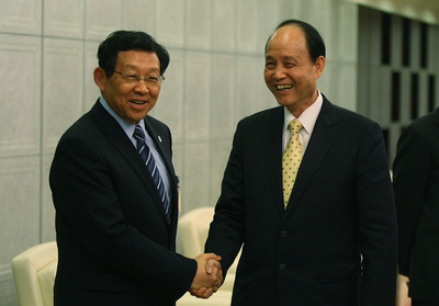 中國海協會會長陳德銘(左)12月中將訪台，右為海基會董事長林中森。圖：中央社資料照片   