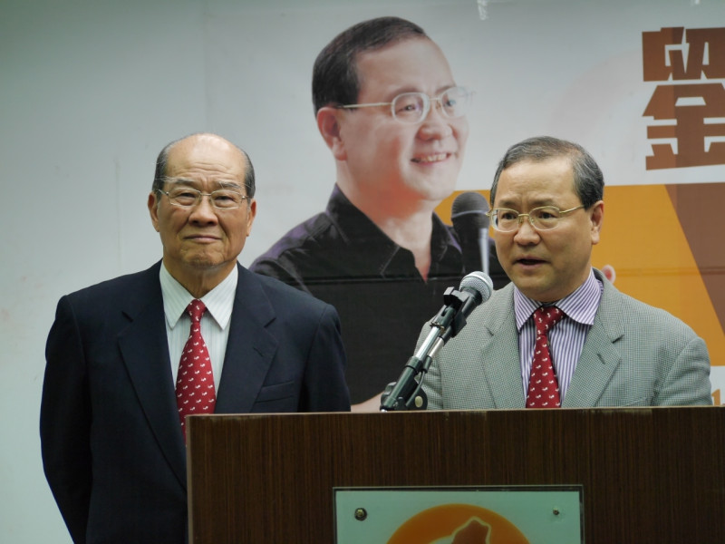 在台聯黨主席黃昆輝陪同下，前台中市議員劉國隆26日宣布參選立委。圖：台聯提供   