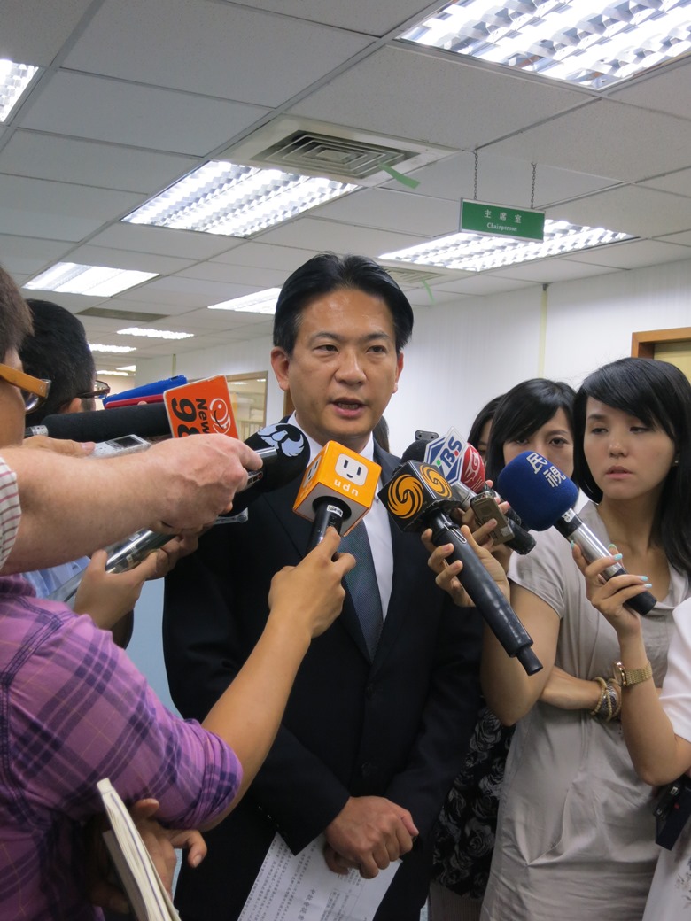 民進黨發言人林俊憲14日表示,相信台南市長賴清德會通盤考慮鐵路東移事件。圖2:林朝億/攝