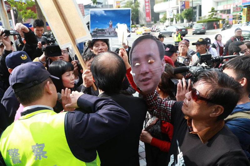 台灣國成員想進去國民黨中央黨部，卻遭警察阻擋。圖3之2：林雨佑/攝   