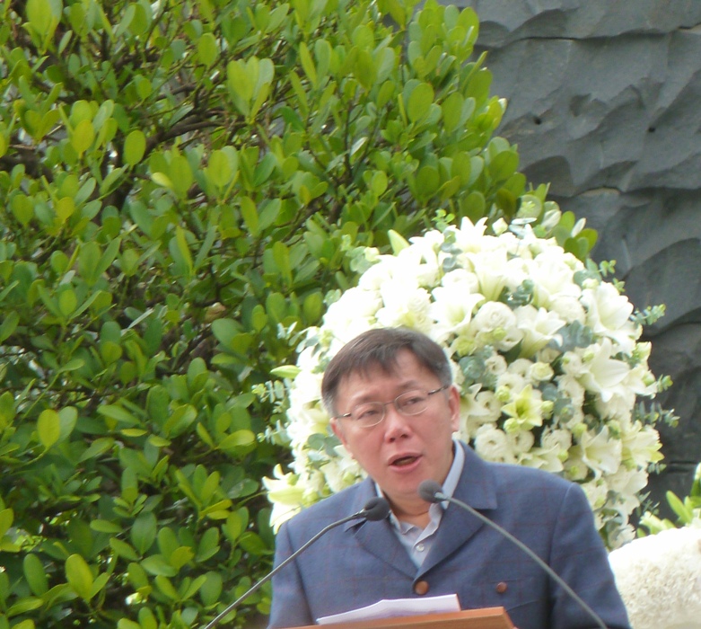 台北市長柯文哲一家人今(28)天以228受難者家屬的身分出席台北228紀念館的中樞紀念儀式，柯在致詞時，幾度淚不成聲。圖：謝莉慧/攝   