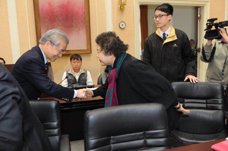 行政院長毛治國今(8)日在院會中一一向市長當選人握手道賀，圖為毛治國與陳菊握手。圖：行政院提供   