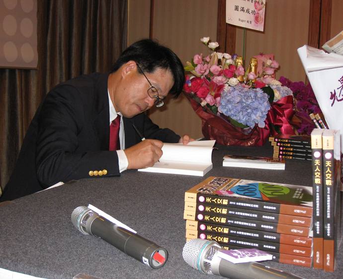 前陸委會副主委游盈隆新書「天人交戰：2102台灣總統選民的抉擇」，對於蔡英文選戰失敗提出嚴厲的檢討。圖：林朝億/攝   