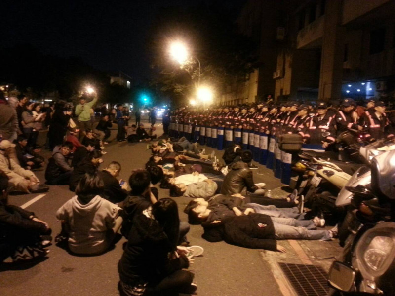 今（23）日晚間百餘名學生突然發動佔領行政院活動。圖：謝莉慧/攝   