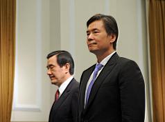 總統馬英九（左）28日在總統府主持新任駐美大使金溥聰（右）等人宣誓典禮。圖片來源：中央社   