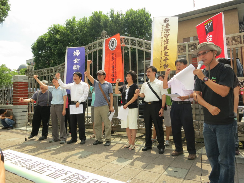 多個民間團體9日在立法院門口召開記者會，反對草率通過服務貿易協議。圖：林朝億/攝   