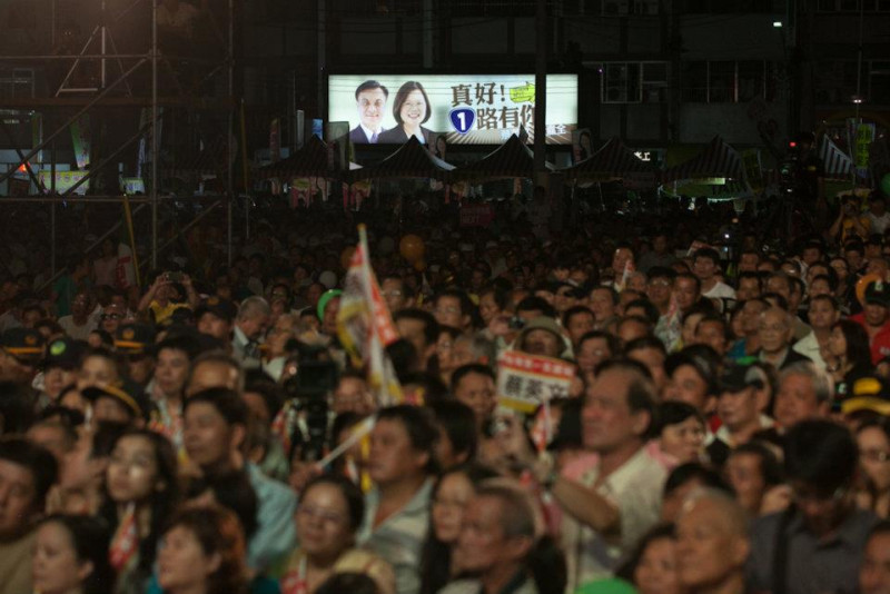 民進黨總統參選人蔡英文13日晚間在台中豐原的晚會中表示，在民進黨最低迷的時候，蘇嘉全與她併肩作戰，她不會忘記，對於擺脫不了農舍爭議的蘇嘉全，蔡英文表現力挺的態度。圖片來源：蔡英文臉書   