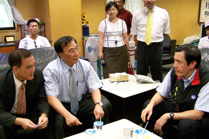 圖為國民黨主席馬英九2005年南下高雄拜會南部地方政壇人士的照片，左一為前行政院秘書長林益世的父親、前省議員林仙保。圖片來源：中央社資料照片   
