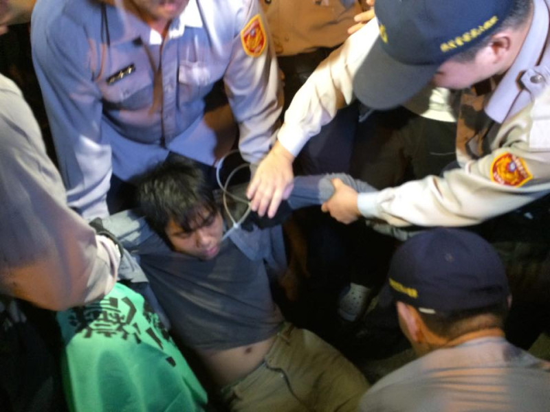 驅離過程中有抗議民眾昏倒被送往醫院。圖：楊淳卉/攝   