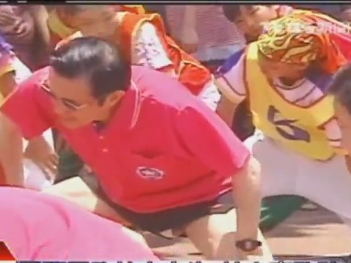 馬英九總統參加東園國小百年校慶，當要下場運動熱身、雙腳打開下蹲時，露出白色內褲。圖片來源：翻攝自網路。   