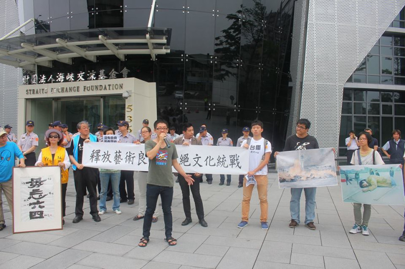 台灣自由圖博學聯理事長奉君山於記者會上，引述翁山蘇姬說過的「真正的自由，是讓人民有免於恐懼的自由」。圖3之3：林雨佑/攝   
