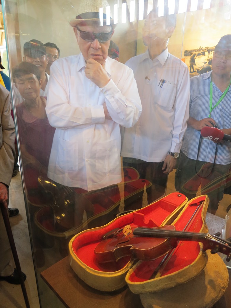 前總統李登輝站在陳孟和獄中手製小提琴前，一一詢問當時製作情形。圖：林朝億/攝   