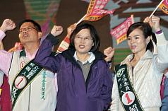 民進黨總統候選人蔡英文（中）9日晚間出席「公平正義、撲滿台灣」南投造勢晚會。圖片來源：中央社。   