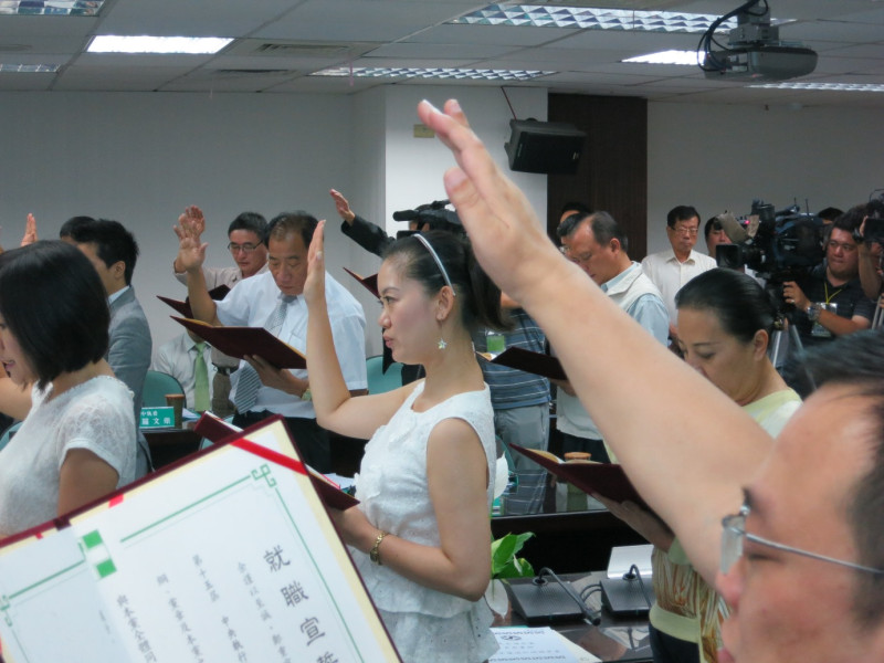 民進黨中執委洪智坤（右下角）去年7月25日與他批評的中常委李清福（左上角、穿襯衫、帶領帶）一同進行中執委、中常委當選宣誓。圖：新頭殼資料照片   