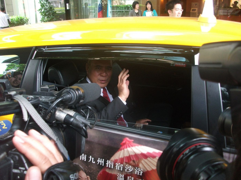 陶波今（19）日下午和立法院長王金平餐敘後，接受媒體訪問時表示，由於他尚未在台灣準備好交通工具，才會搭乘計程車。他還不忘稱讚台灣大眾運輸系統「很方便」。圖：涂鉅旻/攝   