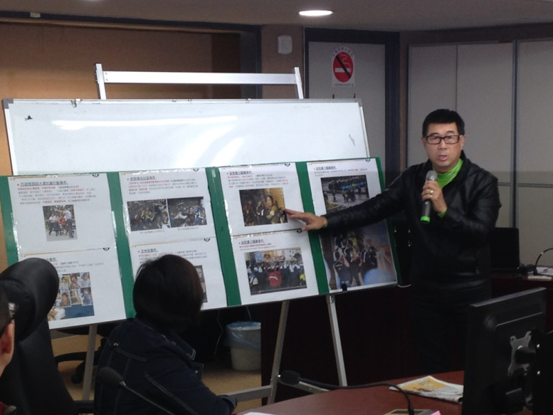 台北市攝影記者聯誼會會長邱榮吉在現場以324行政院驅離的部分照片指出,警方在執法時即便是面對有出示證件的記者,仍然以暴力方式對待,讓人百思不得其解。圖2之2:劉奕霆/攝