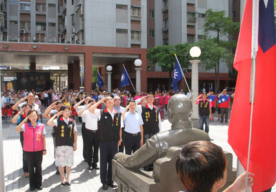 國民黨今(16)日在台南市大林新城舉辦120週年黨慶巡迴展，國民黨副主席兼秘書長曾永權出席並參加升旗典禮。圖：中央社。   