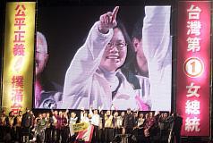 民進黨總統候選人蔡英文5日前往新竹，出席「公平正義 撲滿台灣」造勢晚會。圖片來源：中央社   