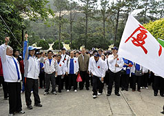 兩岸登山健行活動27日在太武山舉行，在金門縣長李沃士（左 2）鳴槍下，金廈民眾攜手登山健行，由於陸客高達200多人參加，一度引起軍方緊張。中央社   