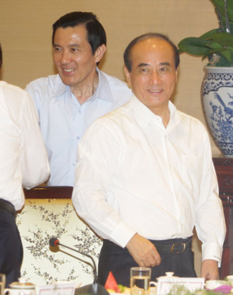 總統馬英九（左）10日在總統府和立法院長王金平（右）等五院院長茶敘。圖：中央社   