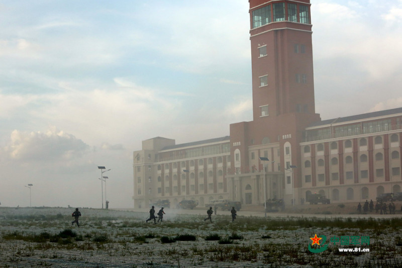 中國解放軍演習出現的建築物極似我國總統府，但中方則否認是在模擬攻台。圖：翻攝自中國軍網   