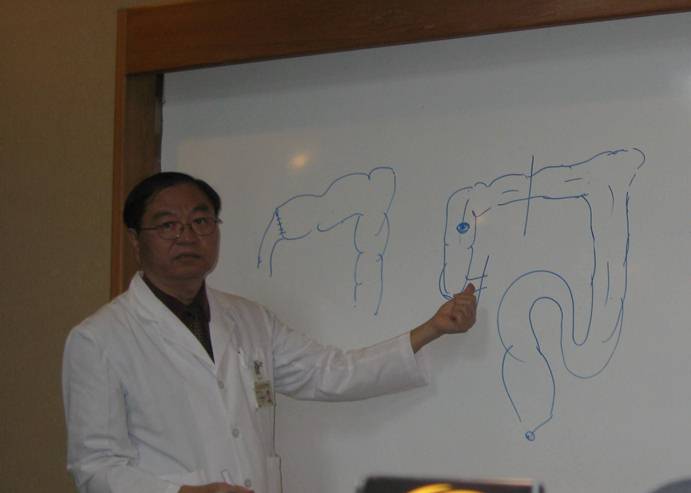 台北榮總大腸直腸科主任林楨國2日表示，李登輝結腸部分3.5公分的惡性腫瘤，不算很大。過去也曾看過5到7、8公分大的腫瘤。圖：林朝億/攝影   