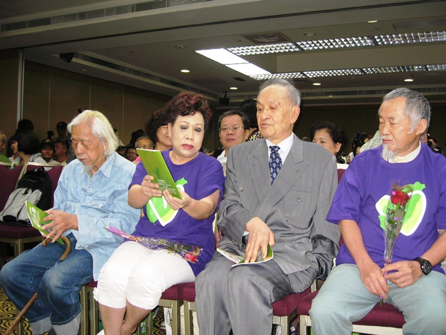 獨台會創辦人史明（左）、1996年民進黨總統候選人彭明敏（左三）及908台灣國創辦人王獻極（右）16日參加獨立總統參選人黃越綏（左二）參選記者會。圖片：林朝億/攝。   