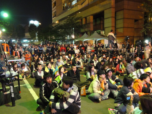 蘇貞昌開票現場，晚間7時戶外民眾聚集氣氛凝重。圖片：王鼎鈞/攝   