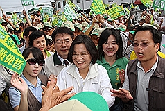 民進黨總統參選人蔡英文（中）5日上午參加台南市立委參選人黃偉哲競選總部成立大會，進場時與支持民眾熱情互動。圖片來源：中央社   