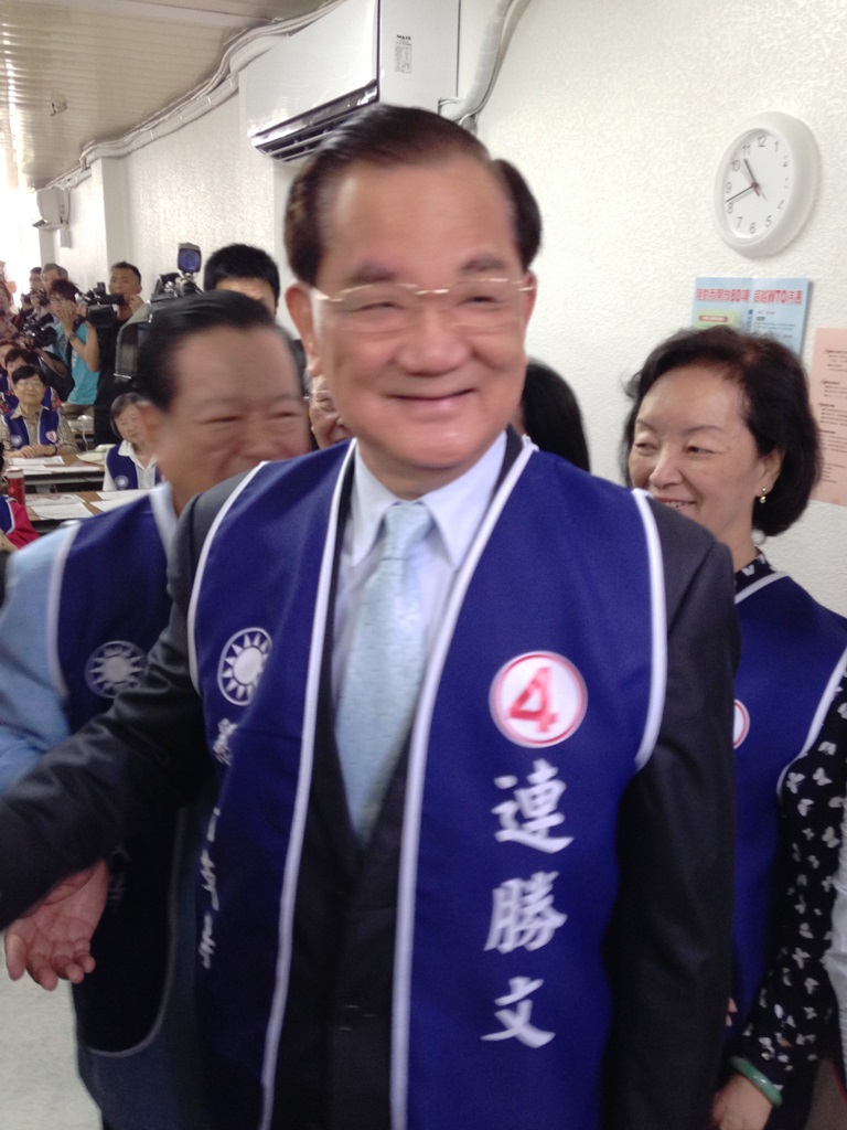 國民黨台北市長參選人連勝文最近在媒體民調落後台大醫師柯文哲，國民黨榮譽主席連戰今(2)晚設宴款待藍營高層，商討選戰策略，希望能幫助連勝文在台北市長選戰打出漂亮的一仗。圖：新頭殼資料照片   