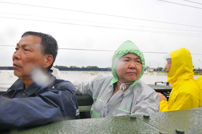 高雄市長陳菊在颱風登陸的第二天，疲於到各處勘災（圖），但卻身陷19日颱風當天，是否有回官邸「休息」的風暴中。資料照片：高雄市政府提供。   