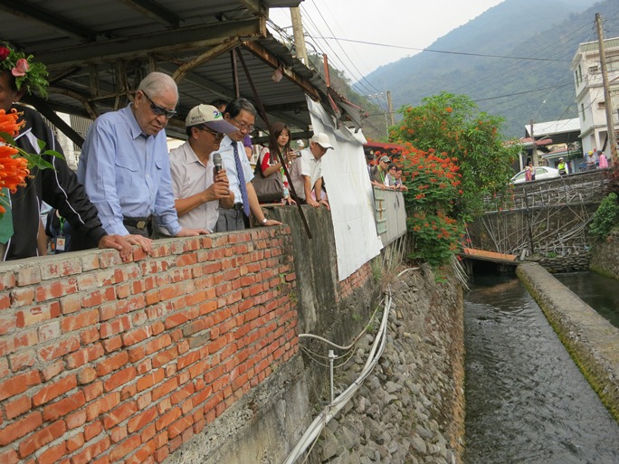 前總統李登輝今（19）日視察屏東二峰圳給水廊道。圖：林朝億/攝   