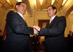 總統馬英九（右）17日在總統府接見「第19屆2011年APEC經濟領袖會議」代表團，感謝前副總統連戰（左）等代表團成員的辛苦。圖片來源：中央社   