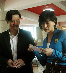 5都選舉27日投票，國民黨秘書長金溥聰（左）上午偕同太太周慧婷（右）前往住家附近的投票所投票。圖片來源：中央社   