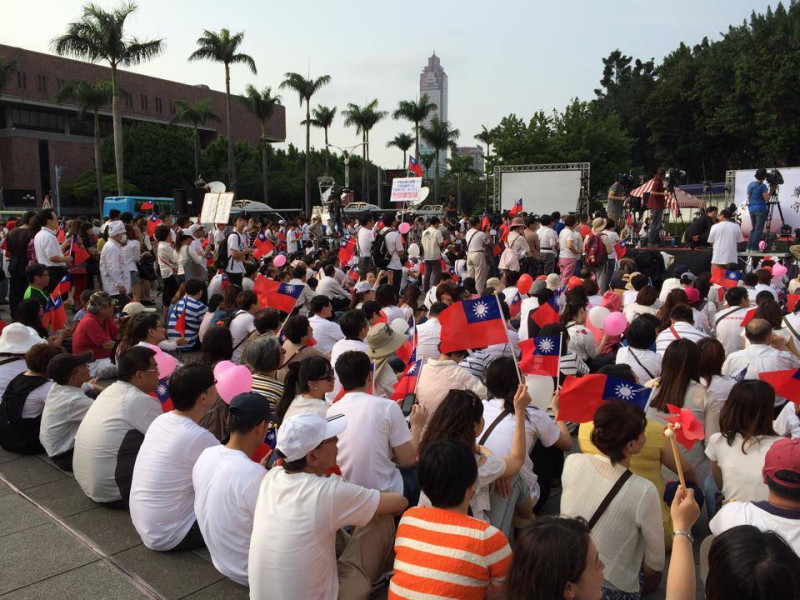 白色正義聯盟今(13)日於自由廣場發起「白色力量台灣前進之夜」活動，聲援警方的辛勞。圖：翻攝自白色正義聯盟臉書。   