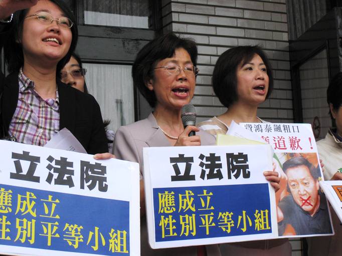 婦女團體與民進黨、台聯立委在立院議場前譴責國民黨立委費鴻泰「問候別人媽媽」的粗口行為。圖：林朝億/攝   