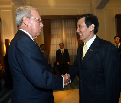 總統馬英九11日上午接見AIT主席薄瑞光，他強調，九二共識已存在23年，九二共識是捍衛中華民國主權和台灣尊嚴的最好模式。圖：中央社   