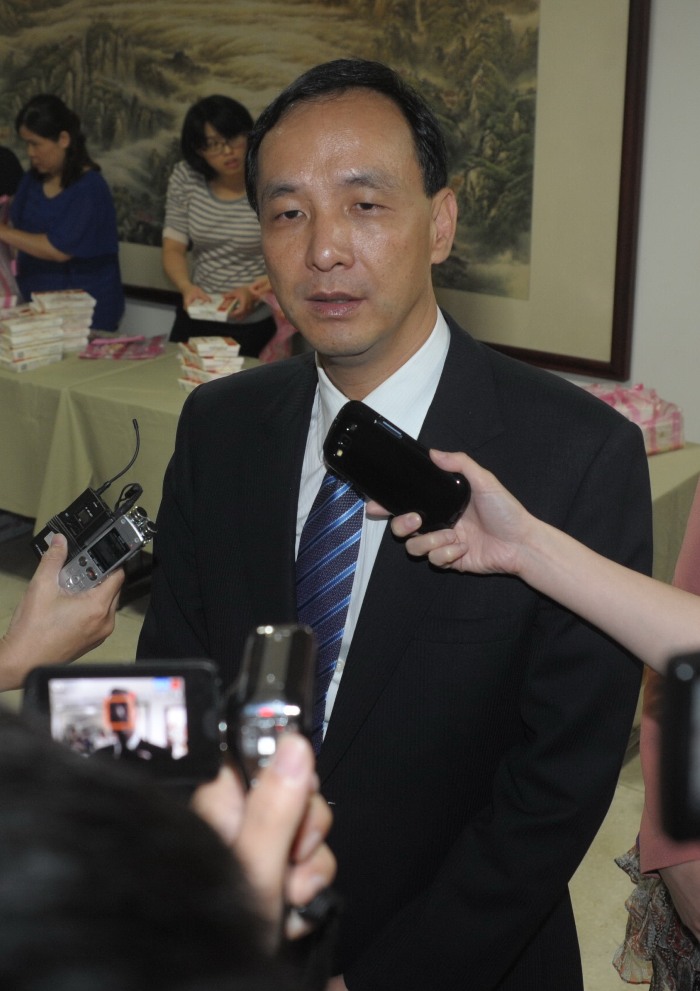 新北市長朱立倫今（4）日強調，台灣是個民主的國家，不管你的層級多高，都要遵守法律！圖：陳冠廷/攝   