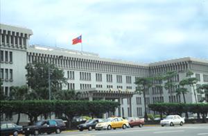 菲律賓移民局代理局長等高層官員因台嫌遣中案處理不當而去職，菲國並以正式函件及實際行動向台灣表達高度善意及歉意，但據外國媒體報導，非如我國外交部所言。圖片：外交部官網   