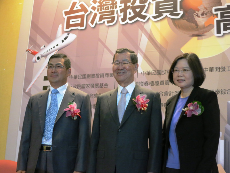 民進黨前主席蔡英文12日出席「2013台灣投資高峰論壇」表示，不應缺乏社會溝通下通過服貿協議。圖：林朝億/攝   