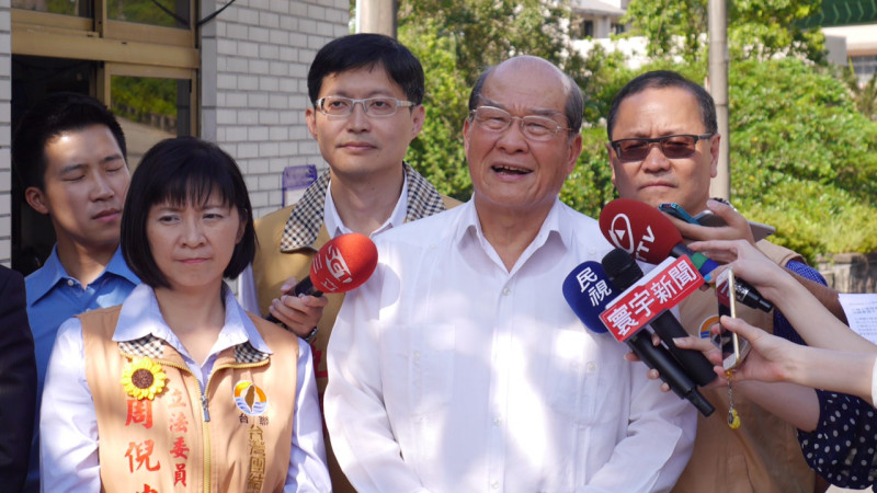 台聯黨主席黃昆輝8日帶領3位區域立委候選人前往翠山莊，找前總統李登輝加持。圖：台聯提供   