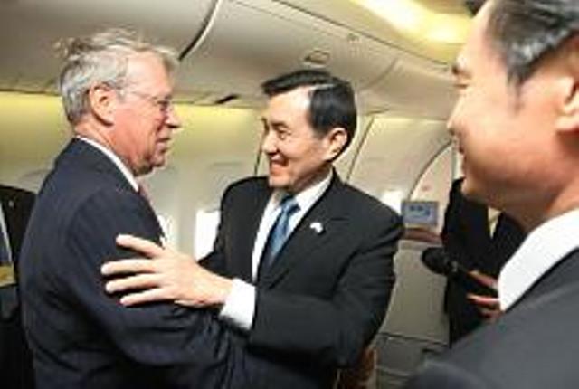 總統馬英九（中）前往友邦巴拉圭，於紐約當地時間11日首次過境紐約，駐美代表金溥聰（右）與美國在台協會主席薄瑞光（左）在紐約甘迺迪機場接機。圖：中央社   