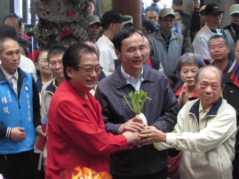 國民黨總統候選人朱立倫1日前往汐止忠順廟參拜，也為黨籍立委候選人李慶華拉抬選情。圖：邱珮文/攝   