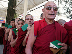 流亡藏人20日舉行噶倫赤巴（相當總理）大選，設在達賴喇嘛駐錫地大乘法苑的投票所一早擠滿人潮，許多喇嘛排隊等候領票、圈票、投票。圖片來源：中央社   
