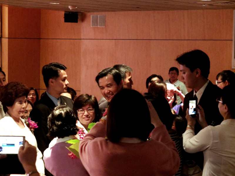總統馬英九12日出席國際護師節活動，獲得護理師熱烈歡迎，讓他開心與現場人員握手互動。圖：翁嫆琄/攝   